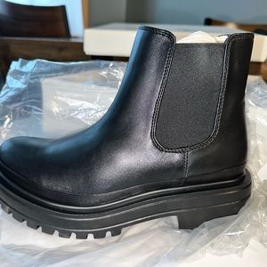 BRAND NEW NEW STEVE MADDEN LIVV PLATFORM CHELSEA BOOTS